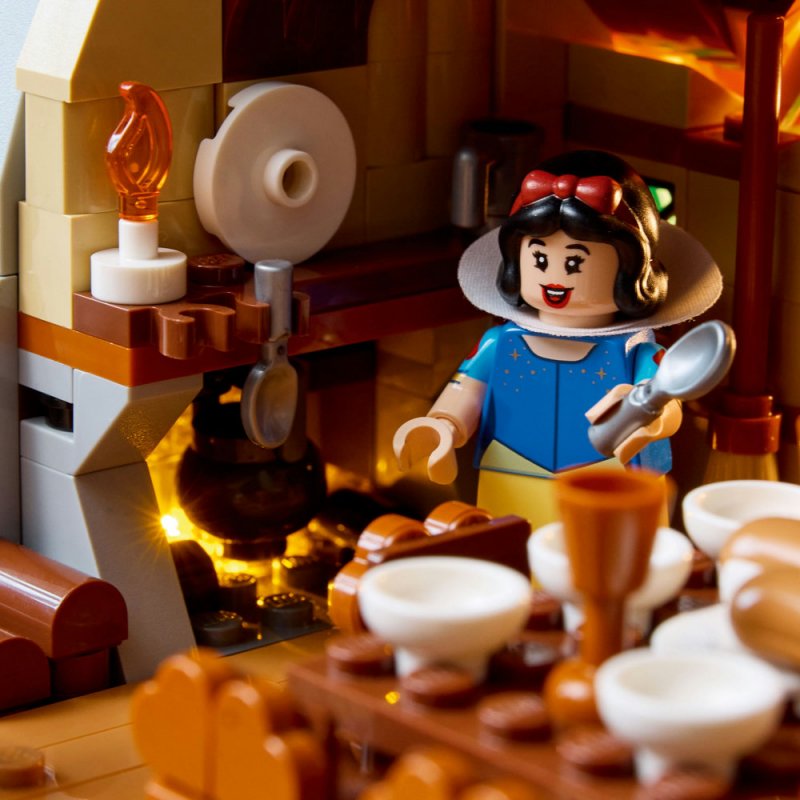 LEGO® I Disney Princess™ 43242 Chaloupka Sněhurky a sedmi trpaslíků